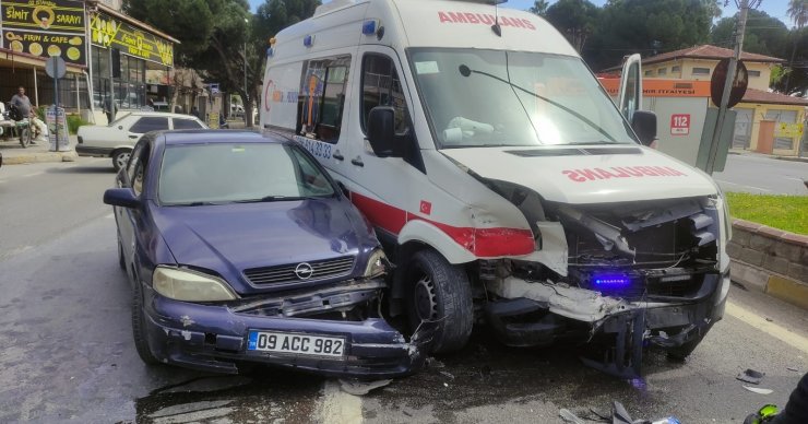 Ambulans ile otomobil çarpıştı: 1 yaralı