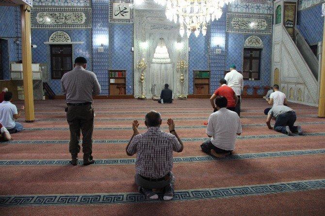 Намаз в астрахани красная мечеть. Namaz мечеть. Садик Хан намаз. Намаз Люксембург. Алиев намаз.