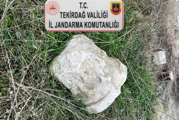 tekirdagda-roma-donemine-ait-antik-sutun-basligi-ele-gecirildi2.png